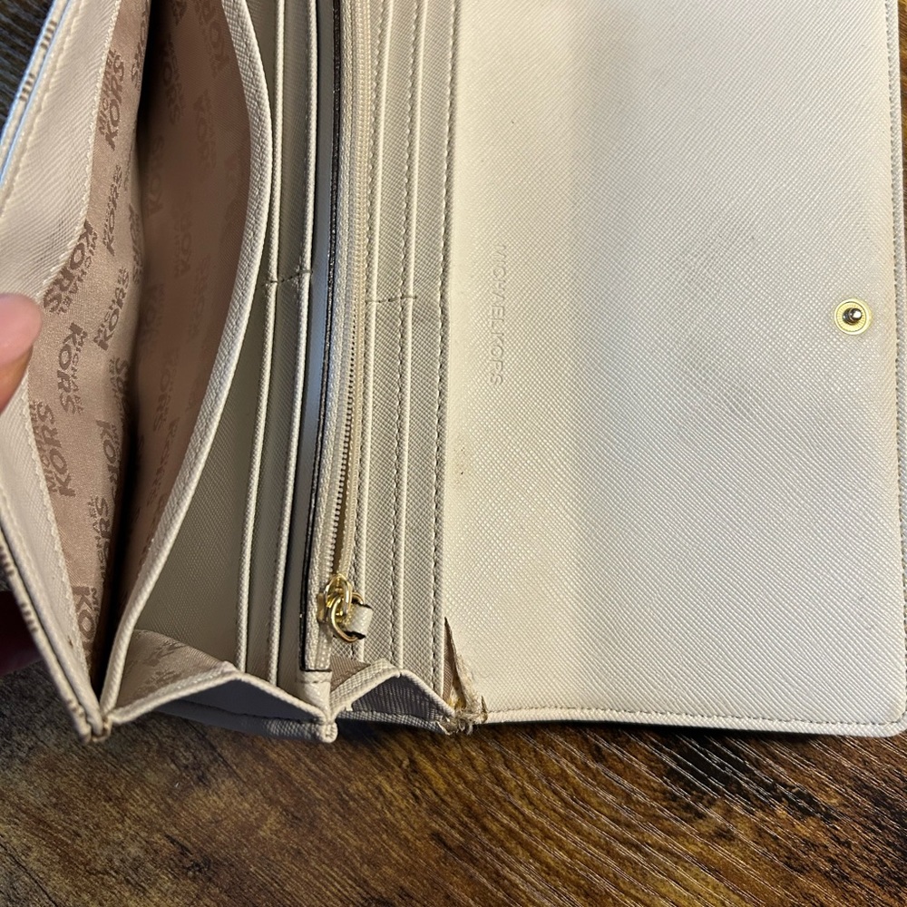 Michael Kors wallet - Picture 4 of 6